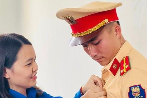Trao huy hiệu Tuổi trẻ dũng cảm cho chiến sĩ công an dũng cảm cứu người
