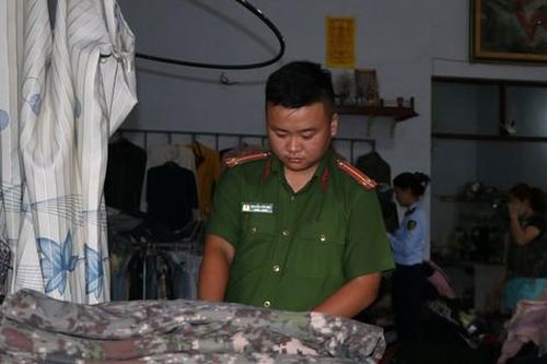 Phát hiện hàng nghìn bộ quần áo rằn ri nhập lậu ở Đắk Lắk, Kon Tum