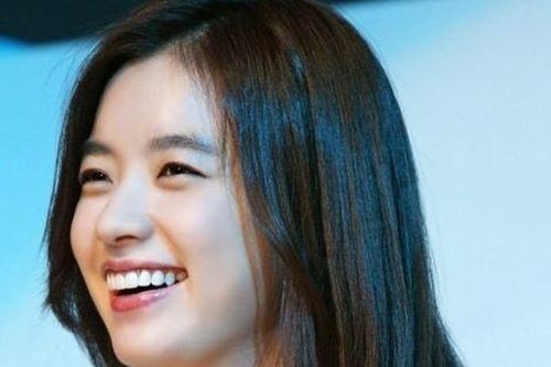 Nữ diễn viên có nụ cười đẹp nhất bị chỉ trích