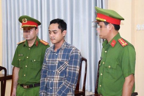 Bắt tạm giam thanh niên đập vỡ kính xe cứu thương