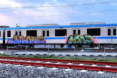 Người nước ngoài vẽ bậy lên tàu Metro