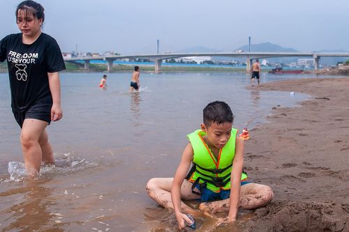 Đi bộ, tắm mát nghịch cát giữa dòng sông Đà đang dần cạn kiệt