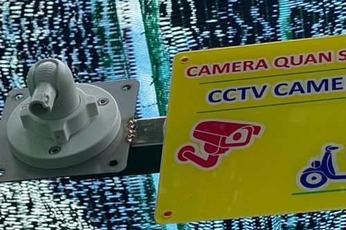 Camera nhà vệ sinh công cộng tại khu trung tâm TP.HCM bị lấy cắp