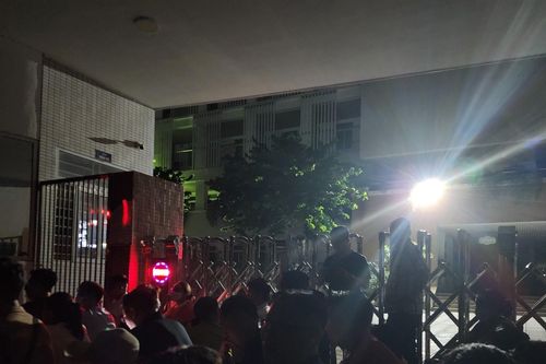 Hàng trăm phụ huynh Hà Nội xếp hàng xuyên đêm nộp hồ sơ cho con vào lớp 1