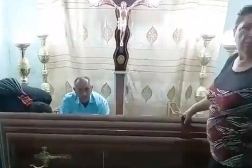 Người phụ nữ được tuyên bố đã qua đời gõ vào quan tài đòi ra