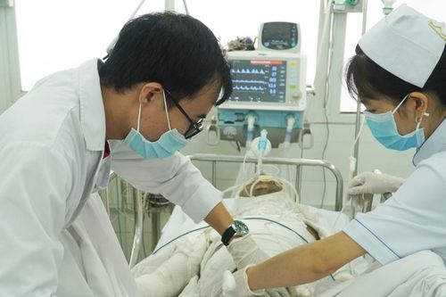 Vụ đốt phòng trọ người yêu ở Đồng Nai: Thêm 1 trẻ tử vong, 1 trẻ xin về