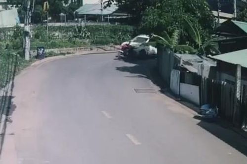 Xe máy va chạm với ô tô tại góc cua: Ai đúng, ai sai?