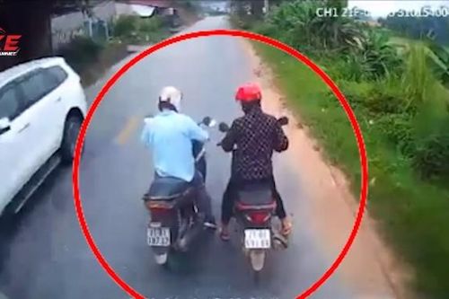 Dừng xe máy giữa đường nói chuyện, hai nữ 'ninja' bị tài xế quát lớn