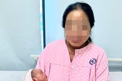 Người phụ nữ 60 tuổi sinh con gái nặng 3,1kg