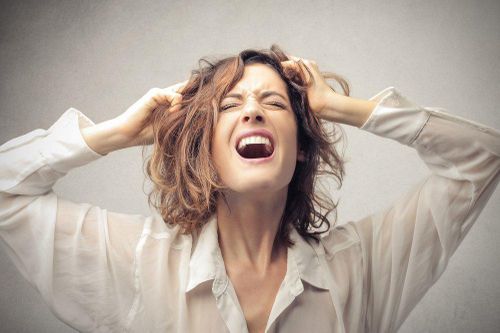 Chị em 'bốc hỏa' ngày nắng nóng: Bác sĩ chỉ 3 cách giúp giảm nhiệt
