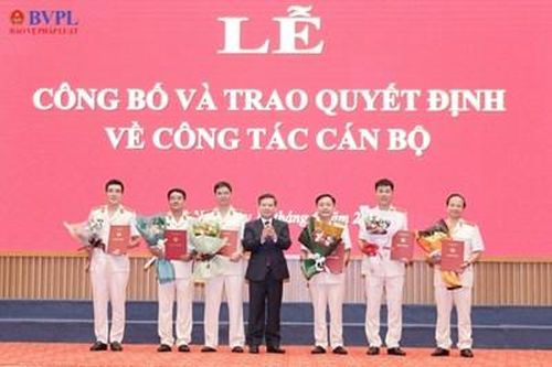 Trao quyết định của Viện trưởng VKSND tối cao về công tác cán bộ