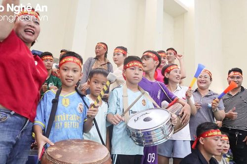 Bên lề sân cỏ: 'Gặp đội mạnh không sợ, sợ nhất là thầy bắt ăn 3 bát'
