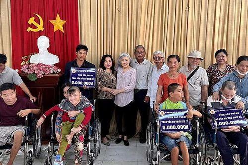 Sóc Trăng: Hỗ trợ sinh kế, tặng xe lăn cho nạn nhân chất độc da cam
