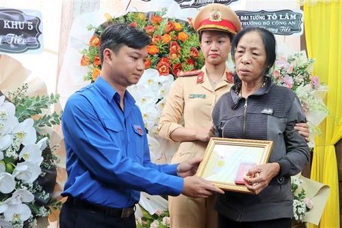 Trao tặng và truy tặng Huy hiệu 'Tuổi trẻ dũng cảm' cho năm chiến sỹ