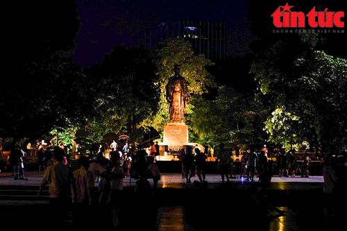 Hồ Gươm 'mới lạ' khi tiết kiệm điện