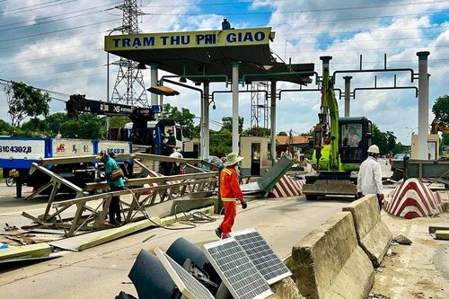 Đồng Nai: Trạm thu phí trên QL1K đang được tháo gỡ sau nhiều năm ngưng thu phí