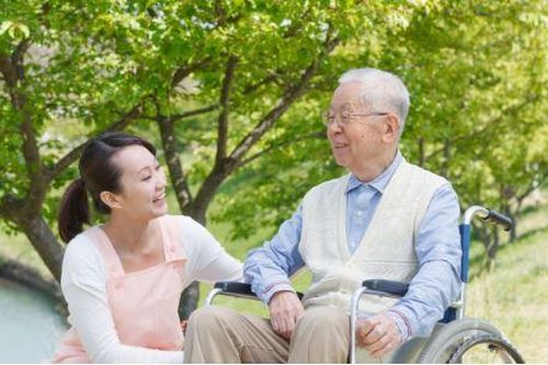 Cách bảo vệ sức khỏe người cao tuổi trong mùa nắng nóng
