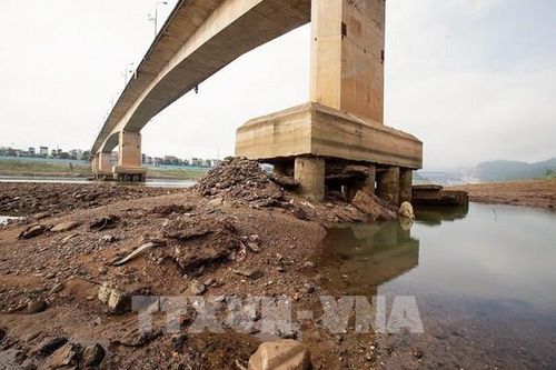 Hạ lưu thủy điện Hòa Bình cạn trơ đáy