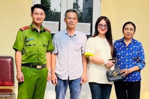 Người phụ nữ phát hiện chiếc túi xách nữ bị đánh rơi, giật mình với thứ bên trong