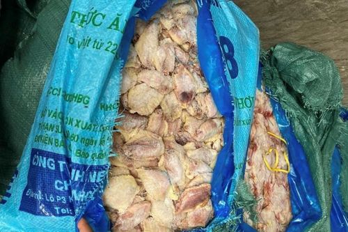 Hà Nội: Phát hiện 1 tấn cánh gà đã biến đổi màu sắc đang chuẩn bị đưa ra thị trường