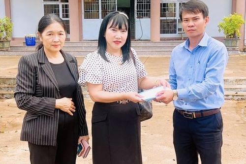 Vụ nổ súng ở công an xã tại Đắk Lắk: Hội Nữ doanh nhân tỉnh thăm hỏi gia đình liệt sĩ, người dân tử nạn