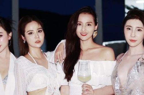 Quỳnh Nga, Quỳnh Kool gợi cảm dự tiệc sinh nhật Huyền Lizzie