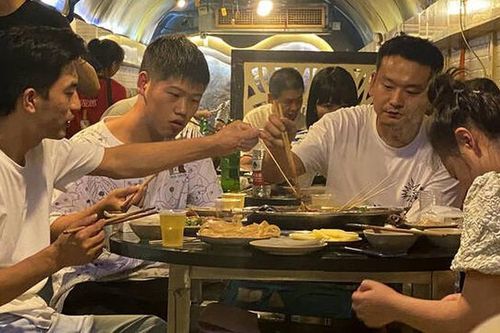 Khám phá nhà hàng nằm sâu trong lòng đất dành cho dân 'sành lẩu'