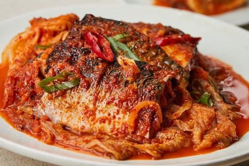 Bữa cơm đơn giản mà đủ chất với món cá thu kho kim chi