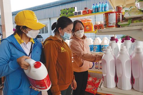 Người tiêu dùng thắt chặt chi tiêu giữa bão giá
