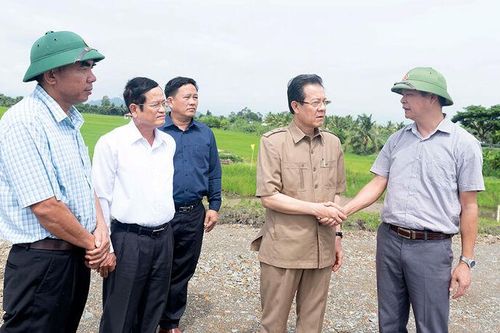 Bí thư Tỉnh ủy An Giang Lê Hồng Quang khảo sát địa điểm tổ chức Lễ khởi công Dự án thành phần 1 thuộc dự án tuyến cao tốc