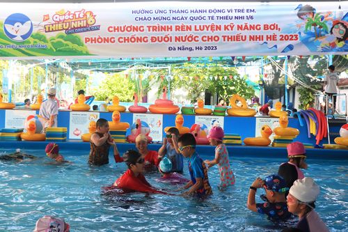 Rèn luyện kỹ năng bơi lội cho thiếu nhi