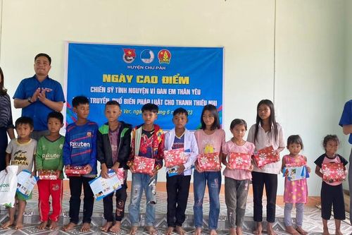 Ngày cao điểm chiến sĩ tình nguyện 'Vì đàn em thân yêu' tại xã Đak Tơ Ver