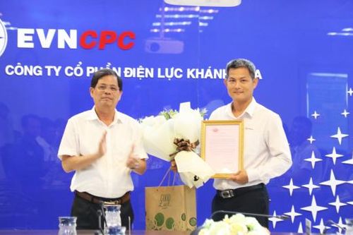Chủ tịch UBND tỉnh Nguyễn Tấn Tuân trao Thư khen cho anh Nguyễn Huy