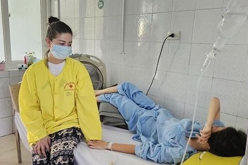 Bé gái 15 tuổi bị mẹ bạn hành hung phải nhập viện