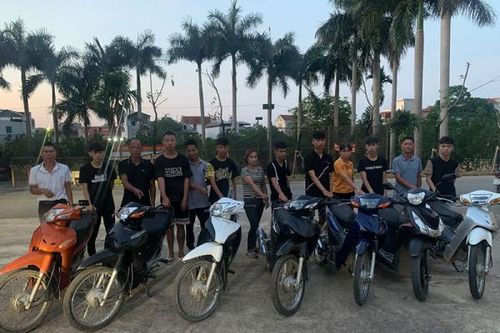 Xử lý 31 thanh thiếu niên mang hung khí gây rối trật tự công cộng