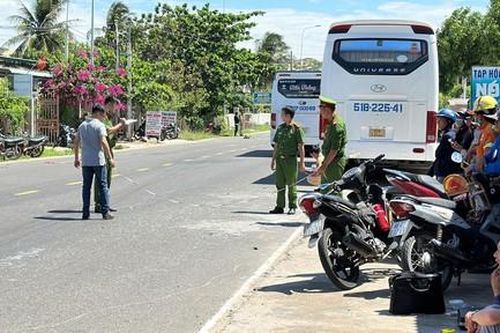 Xe máy va chạm với xe khách, hai cô giáo thương vong