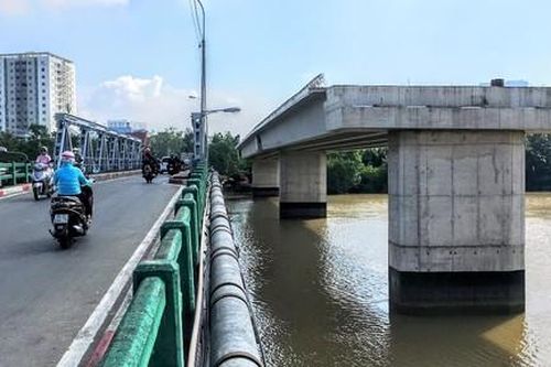 TPHCM: Vướng mặt bằng, nhiều cây cầu huyết mạch bị 'đứng hình'
