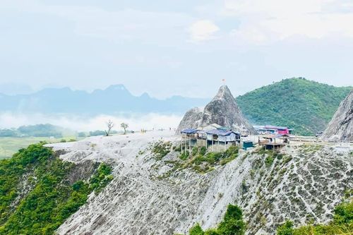 Đèo Đá Trắng - cung đường 'tuyết phủ' huyền ảo giữa lòng Tây Bắc