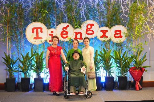 Ba thế hệ làm nghệ thuật trong gia đình NTK Xuân Thu