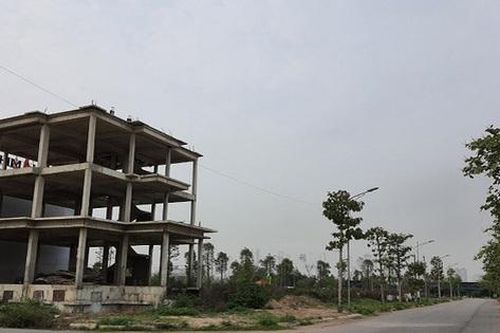 Ngồi tâm sự với bạn gái trong khu đô thị, nam thanh niên bị cướp tài sản