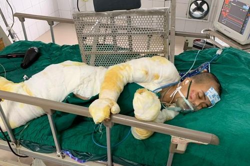 MS 852: 'Con đã không cứu được, xin hãy cứu lấy vợ tôi!'