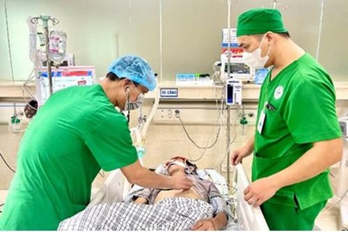 Người đàn ông hôn mê sâu do uống rượu mà không ăn