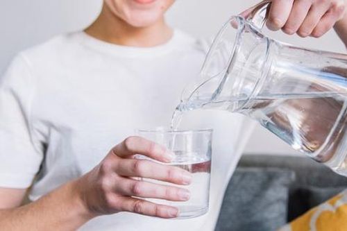 Không khát nước, nhưng có 6 dấu hiệu này cảnh báo bạn đang uống thiếu nước
