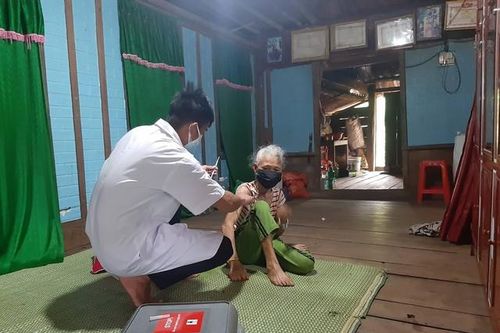 Băng rừng vượt suối vào sâu trong bản làng tiêm vaccine COVID-19 cho người dân