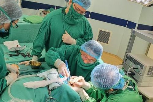 Bệnh viện Sản Nhi tỉnh Phú Thọ cứu bé sơ sinh không có lỗ hậu môn hiếm gặp