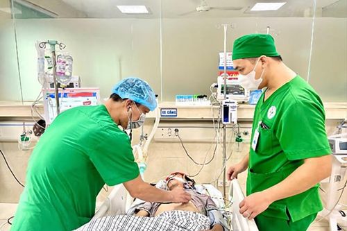 Người đàn ông hôn mê sâu sau 7 ngày không ăn, chỉ uống rượu