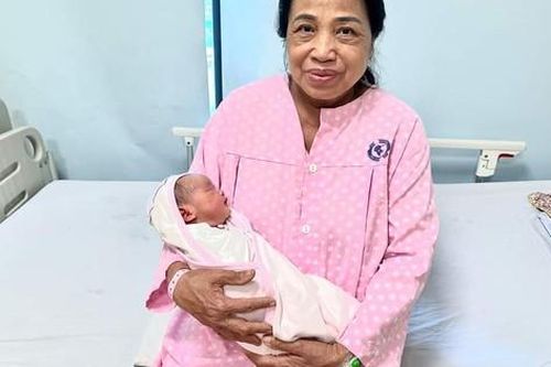 Sản phụ 60 tuổi - được 'mẹ tròn con vuông'