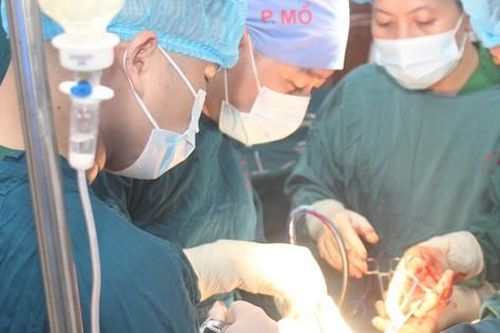 Máy phay chèn ngang ngực gây vỡ lách