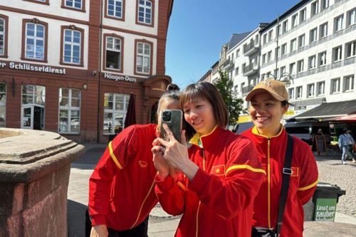 Tuyển nữ Việt Nam thích thú khám phá vẻ đẹp Frankfurt