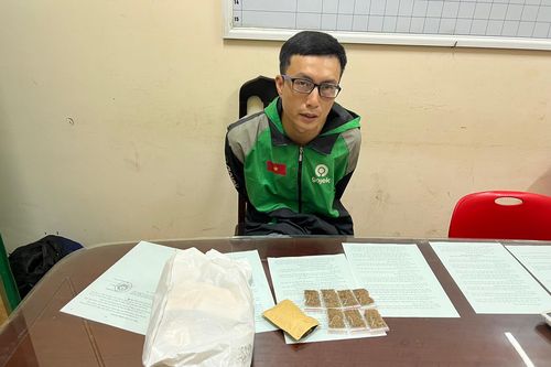 Tạm giữ thanh niên cải trang 'xe ôm' Grab để bán ma túy